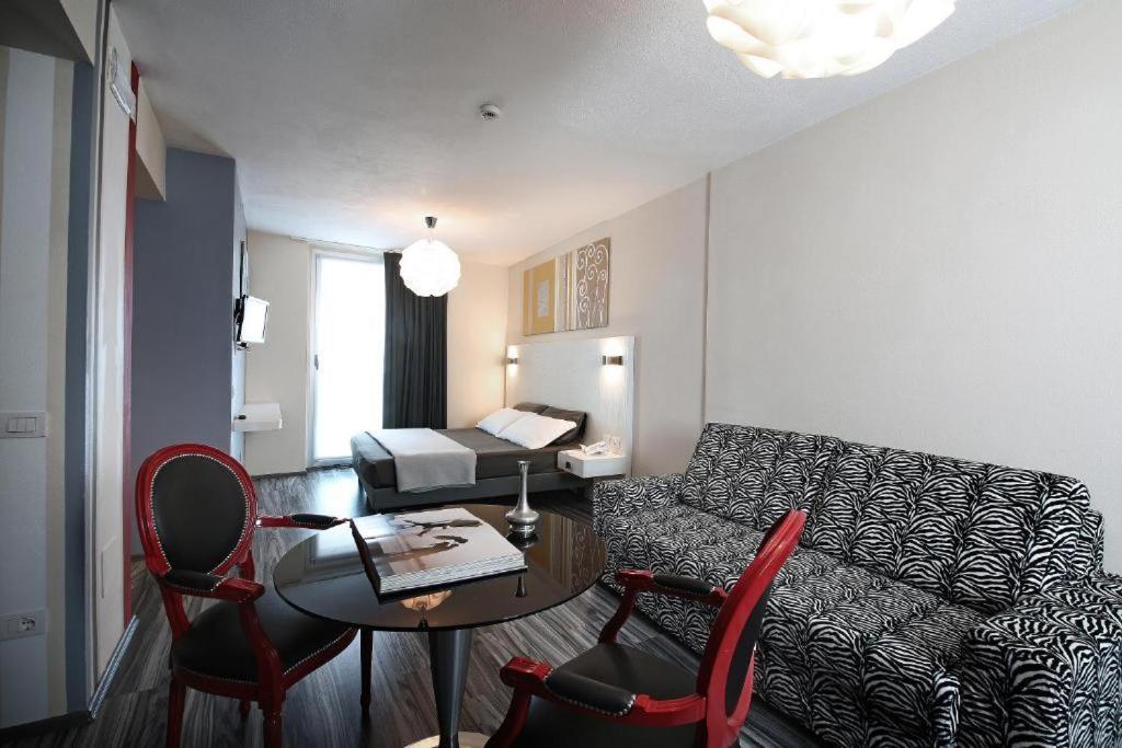 Happy Hotel Atelier Gardone Riviera Centro & Beach Bagian luar foto