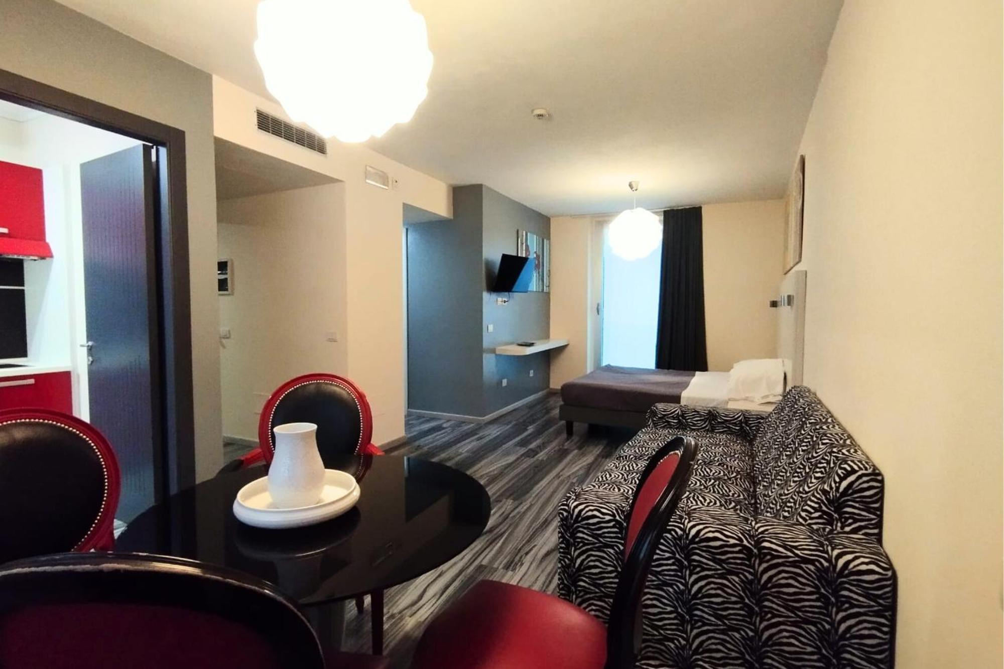 Happy Hotel Atelier Gardone Riviera Centro & Beach Bagian luar foto